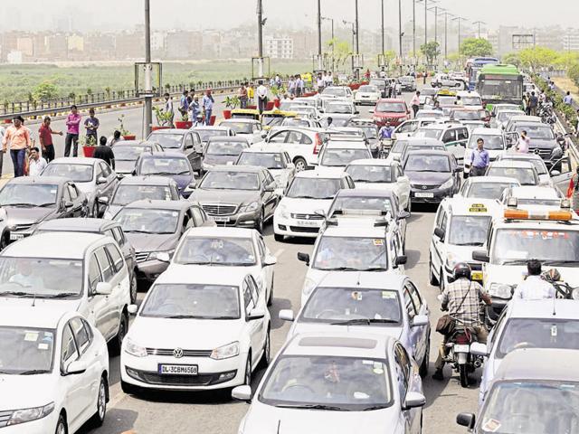 National Green Tribunal asked Delhi transport authorities to start deregistering all diesel vehicles that are more than 10 years old.(HT File Photo)