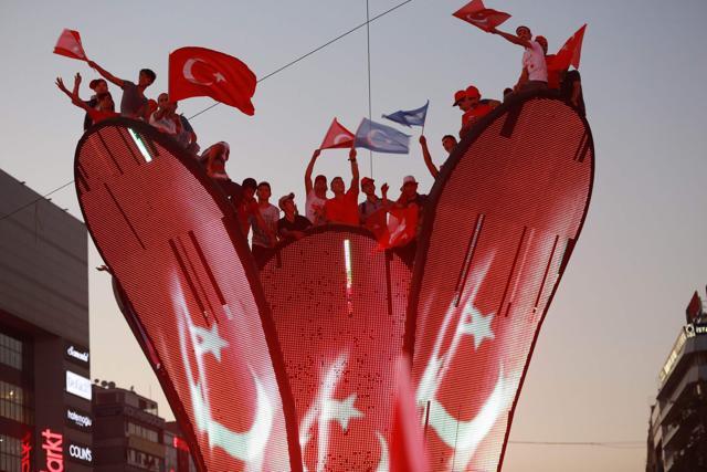 Pro-Erdogan supporters wait for Turkish President at Kizilay square in Ankara during a demonstration in support to the Turkish government following a failed coup attempt. (AFP Photo) Pro-Erdogan supporters wait for Turkish President at Kizilay square in Ankara during a demonstration in support to the Turkish government following a failed coup attempt. (AFP Photo)