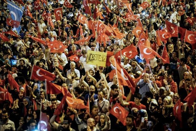 Pro-Erdogan supporters gather on Taksim square in Istanbul, during a demonstration in support for the Turkish government. (AFP Photo) Pro-Erdogan supporters gather on Taksim square in Istanbul, during a demonstration in support for the Turkish government. (AFP Photo)