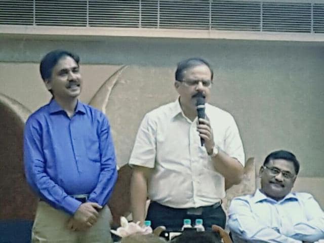 The Inspector General of Meerut Zone, Sujeet Pandey (centre), has issued a phone number to residents of Ghaziabad and Noida to be used as a complaint number. (HT Photo) The Inspector General of Meerut Zone, Sujeet Pandey (centre), has issued a phone number to residents of Ghaziabad and Noida to be used as a complaint number. (HT Photo)