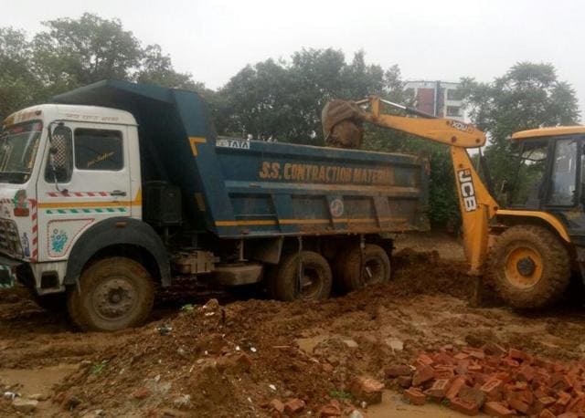 The artificial pond in Sector 53 will serve as a stormwater collection pit and reduce waterlogging in sectors 27, 28 and 43 and on Golf Course Road.(HT Photo) The artificial pond in Sector 53 will serve as a stormwater collection pit and reduce waterlogging in sectors 27, 28 and 43 and on Golf Course Road.(HT Photo)