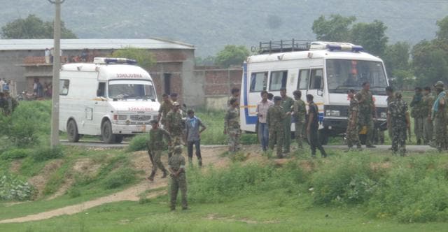 Combing operations by CRPF CoBRA battalion in Aurangabad on Tuesday (above and below). (HT Photos) Combing operations by CRPF CoBRA battalion in Aurangabad on Tuesday (above and below). (HT Photos)