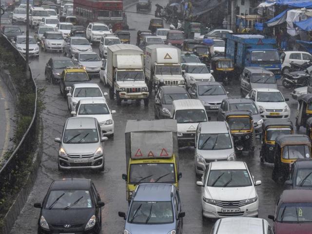 Traffic was slow on the Santacruz-Chembur Link Road. (Kunal Patil/HT) Traffic was slow on the Santacruz-Chembur Link Road. (Kunal Patil/HT)
