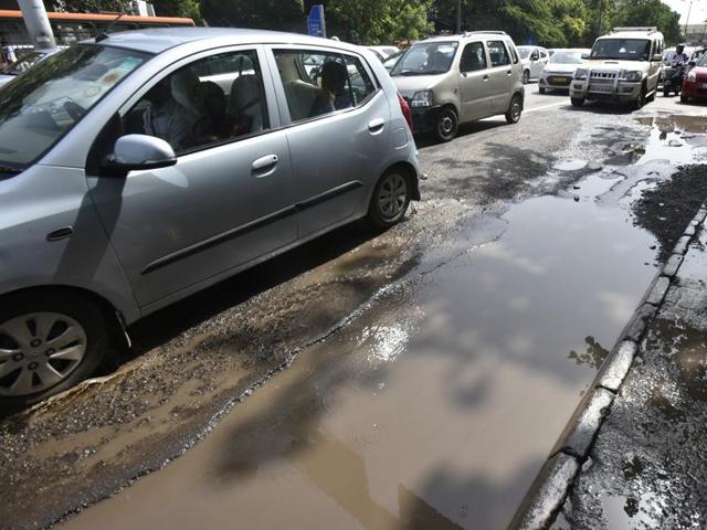 Water logged roads and heavy traffic jam seen near Okhla Mandi in New Delhi , July 18 (Saumya Khandelwal/HT PHOTO) Water logged roads and heavy traffic jam seen near Okhla Mandi in New Delhi , July 18 (Saumya Khandelwal/HT PHOTO)