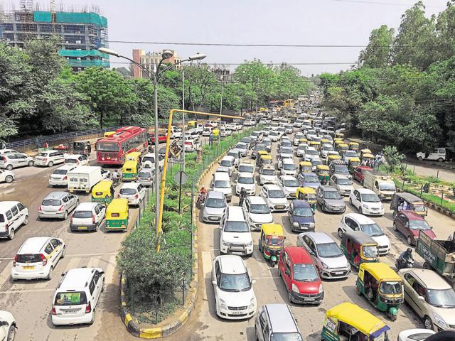 Bumber-to-bumper traffic at Signature Tower Chowk in Gurgaon on Monday. (Parveen Kumar/HT Photo) Bumber-to-bumper traffic at Signature Tower Chowk in Gurgaon on Monday. (Parveen Kumar/HT Photo)