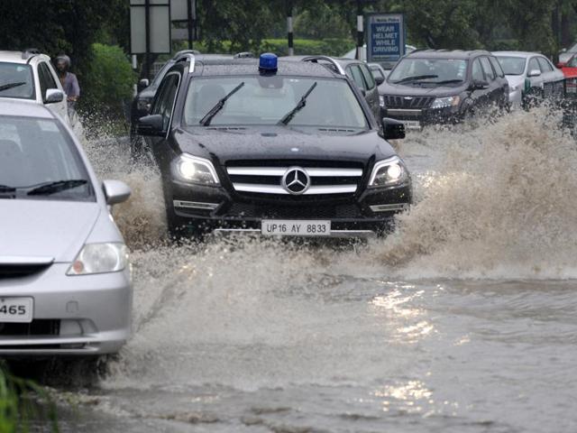 Transport officials said the city’s infrastructure is not equipped to withstand such continuous showers and that commuters should brace for more delays and snarls. (Burhaan Kinu/ HT photo) Transport officials said the city’s infrastructure is not equipped to withstand such continuous showers and that commuters should brace for more delays and snarls. (Burhaan Kinu/ HT photo)
