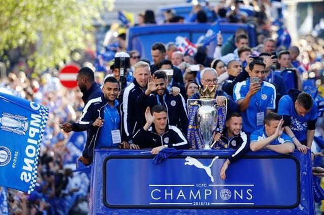 Leicester City manager Claudio Ranieri with Danny Simpson, Kasper Schmeichel, Riyad Mahrez, Andy King, Danny Drinkwater Leonardo Ulloa, Jamie Vardy and Robert Huth with the Premier League trophy on the bus during a victory parade. (Reuters Photo) Leicester City manager Claudio Ranieri with Danny Simpson, Kasper Schmeichel, Riyad Mahrez, Andy King, Danny Drinkwater Leonardo Ulloa, Jamie Vardy and Robert Huth with the Premier League trophy on the bus during a victory parade. (Reuters Photo)