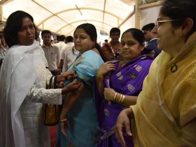 Congress MLAs on Tuesday tie black bands during the monsoon Assembly session to protest the Ahmednagar rape. Anshuman Poyrekar/HT(Hindustan Times)