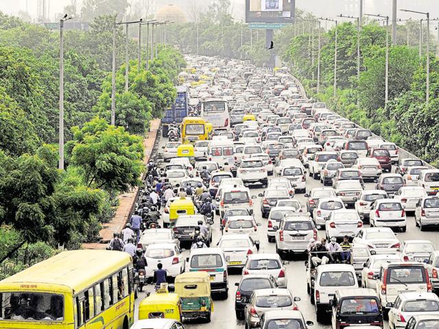 Jams like the one on Noida-Greater Noida Expressway were seen in many places on Monday morning. (Sunil Ghosh/HT Photo) Jams like the one on Noida-Greater Noida Expressway were seen in many places on Monday morning. (Sunil Ghosh/HT Photo)
