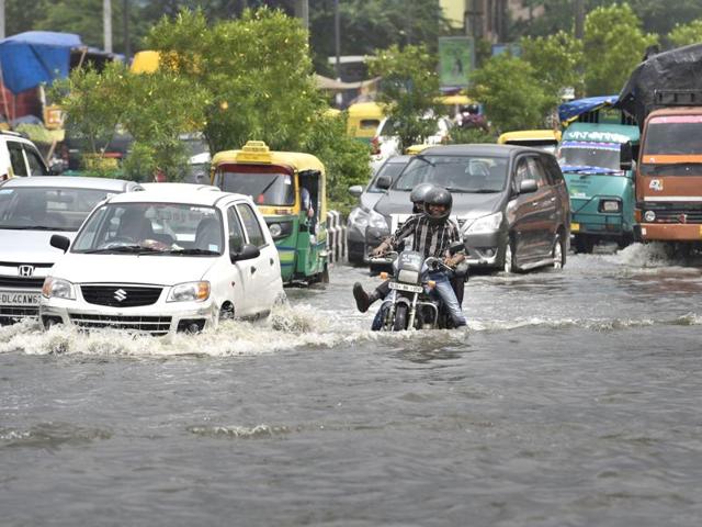 Waterlogging outside Okhla Mandi on Monday.South Delhi was the worst hit with traffic snarls at IIT-Delhi, Munirka, Moti Bagh, Chirag Delhi, Saket, Modi Mill, Moolchand, South Extension, Yusuf Sarai, AIIMS and Andrews Ganj. (Saumya Khandelwal/HT) Waterlogging outside Okhla Mandi on Monday.South Delhi was the worst hit with traffic snarls at IIT-Delhi, Munirka, Moti Bagh, Chirag Delhi, Saket, Modi Mill, Moolchand, South Extension, Yusuf Sarai, AIIMS and Andrews Ganj. (Saumya Khandelwal/HT)