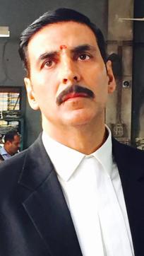 Akshay Kumar revealed his first look for Subhash Kapoor’s Jolly LLB 2 on Monday. (Twitter) Akshay Kumar revealed his first look for Subhash Kapoor’s Jolly LLB 2 on Monday. (Twitter)