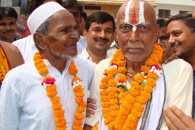 File photo of Hashim Ansari with Mahantha Bhaskar Das. (HT Photo)