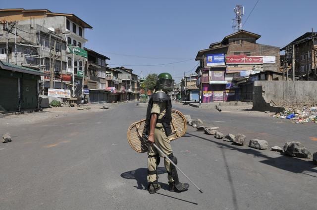 A paramilitary soldier stands guard during curfew in Srinagar. (Waseem Andrabi/HT) A paramilitary soldier stands guard during curfew in Srinagar. (Waseem Andrabi/HT)