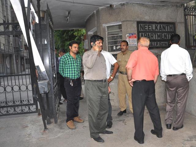 Police is seen outside Neelkanth Apartments, where wife and daughter of senior corporate affairs ministry official BK Bansal commited suicide.(Vipin Kumar/HT Photo)