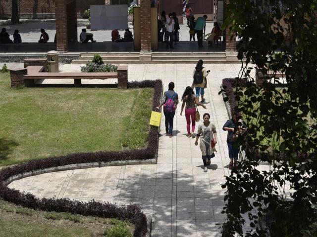 Seats in B.Com (Hons) are vacant at LSR, Ramjas, Bhagat Singh, Arobindo, Hindu and Venkateshwara colleges, among others. The cut-off range is 94%-96.75%. (Saumya Khandelwal/HT PHOTO)