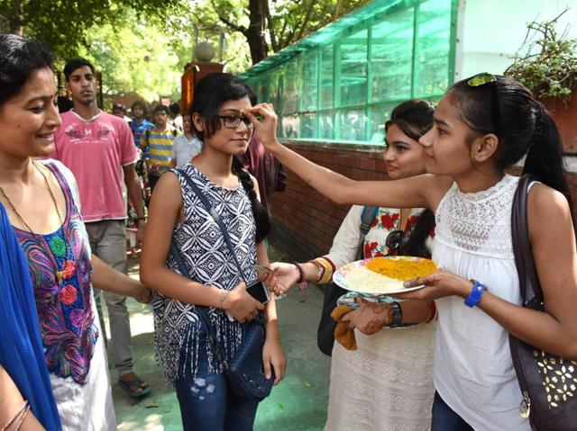 Freshers being welcomed by the seniors to the college for the new academic session after the summer break at Ramjas College in New Delhi. (Sushil Kumar/HT Photo)