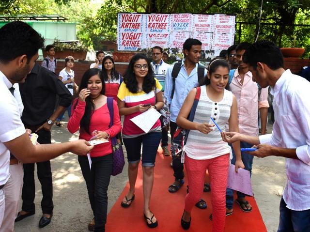 Freshers being welcomed by the seniors to the college for the new academic session after the summer break at Ramjas College in New Delhi. (Sushil Kumar/HT Photo)