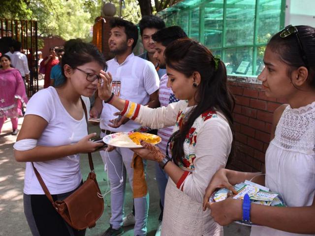 Freshers being welcomed by the seniors to the college for the new academic session after the summer break at Ramjas College. (Sushil Kumar/HT Photo)