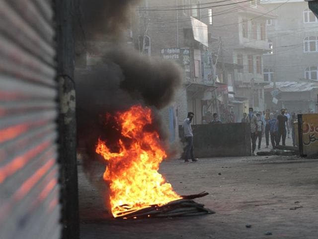 Protesters have sprinkled engine oil in front of shops to deprive policemen of resting places.(Waseem Andrabi/HT) Protesters have sprinkled engine oil in front of shops to deprive policemen of resting places.(Waseem Andrabi/HT)