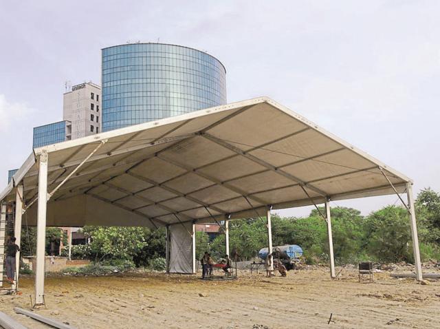 Three dozen camps have been built for kanwarias along the expressway service lane. (Parveen Kumar/HT Photo) Three dozen camps have been built for kanwarias along the expressway service lane. (Parveen Kumar/HT Photo)