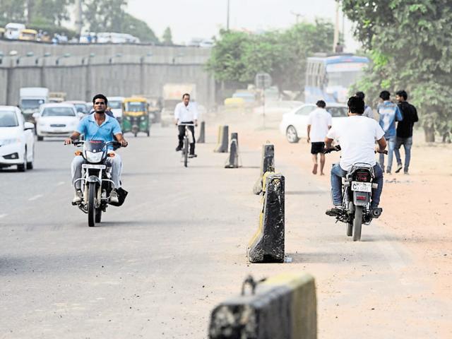 The NHAI has dedicated a part of the service lane for pilgrims to ensure that traffic is not affected. (Parveen Kumar/HT Photo) The NHAI has dedicated a part of the service lane for pilgrims to ensure that traffic is not affected. (Parveen Kumar/HT Photo)