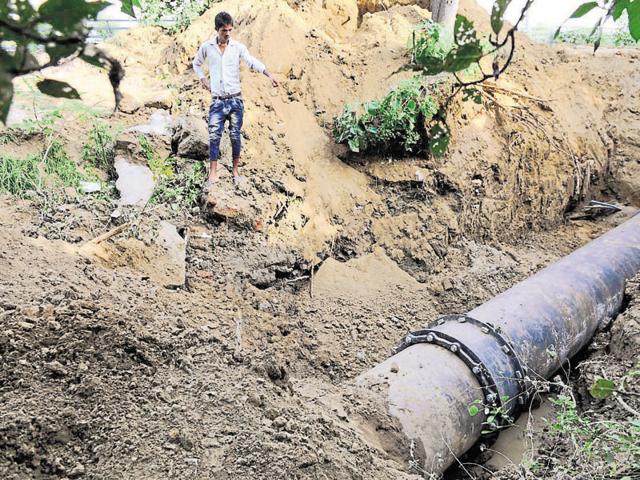 The Huda said that it has repaired leakage in the master pipeline near Signature Tower on Tuesday. (Parveen Kumar/HT Photo) The Huda said that it has repaired leakage in the master pipeline near Signature Tower on Tuesday. (Parveen Kumar/HT Photo)