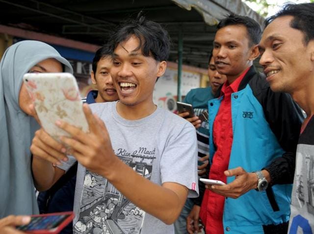 File photo shows a group of Indonesians playing Pokemon Go on the streets in Banda Aceh. Indonesia has ordered police not to play Pokemon Go while on duty and will soon ban military personnel as well, officials said on Wednesday, as the armed forces chief warned the smartphone game was a security threat.(AFP)