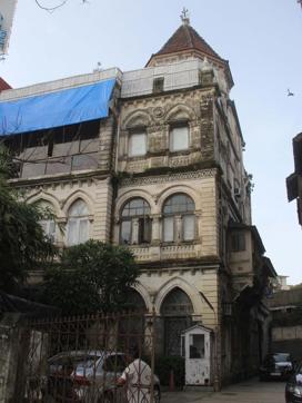 Ahead of the Dr Purandare Maternity and Gynaecological Hospital, the Ratnagar Palace, built in 1892 is a Grade Two heritage site, and is the oldest structure on the stretch. The architecture is Victorian, with animals on the arch, similar to the ones in Victoria Terminus. (Photo:Bhushan Koyande/HT)