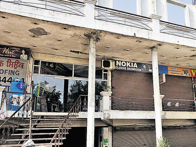 The shop from where the money was looted at Vij Complex near Jamalpur Chowk.(JS Grewal/HT Photo)