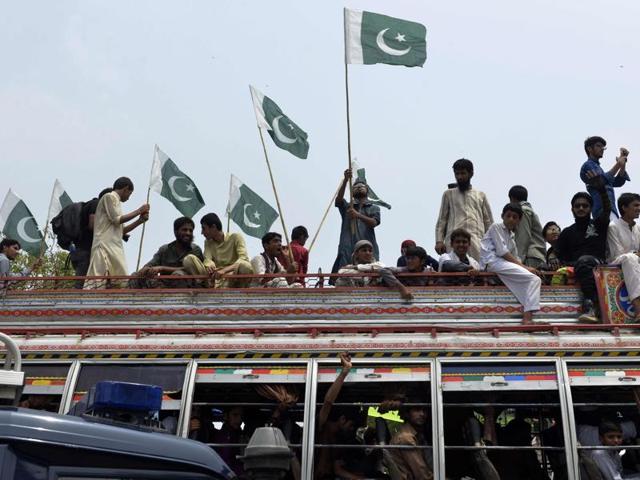 Pakistani supporters of the banned organisation Jamaat-ud-Dawa (JuD) start a march from Lahore to Islamabad as part of a protest to denounce Kashmir clashes in Lahore. (AFP Photo) Pakistani supporters of the banned organisation Jamaat-ud-Dawa (JuD) start a march from Lahore to Islamabad as part of a protest to denounce Kashmir clashes in Lahore. (AFP Photo)