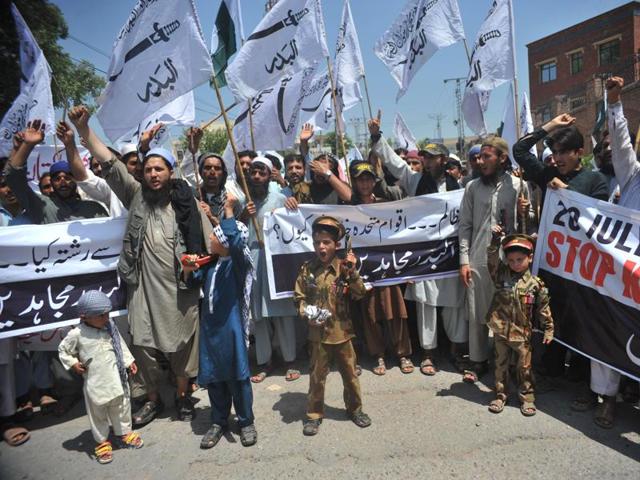 Pakistani activists from al Badar Mujahideen shout slogans during a protest to denounce clashes in Kashmir, Peshawar. (AFP Photo) Pakistani activists from al Badar Mujahideen shout slogans during a protest to denounce clashes in Kashmir, Peshawar. (AFP Photo)