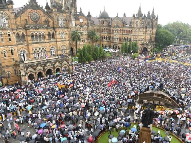 Ambedkar supporters swarm CST junction at a rally to protest against the demolition of Ambedkar Bhavan. Bhushan Koyande/HT photos