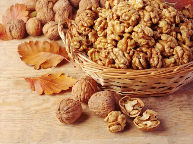 Walnuts and soybeans have unsaturated fats that help tackle diabetes.(Shutterstock)