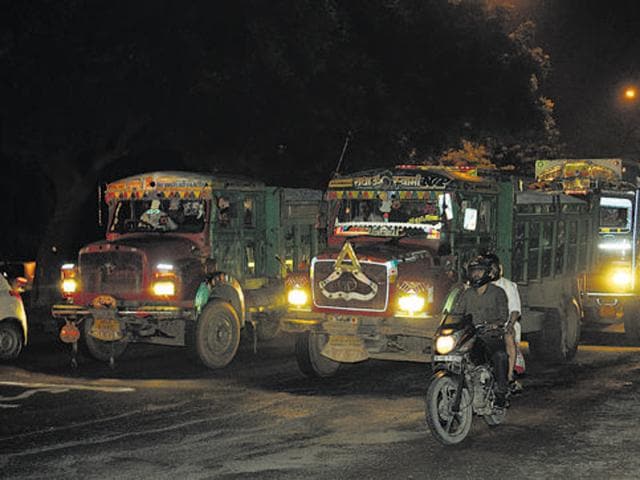 The transporters said phasing out of vehicles will cause financial loss to them and leave thousands of people jobless. (Sushil Kumar/Hindustan Times) The transporters said phasing out of vehicles will cause financial loss to them and leave thousands of people jobless. (Sushil Kumar/Hindustan Times)