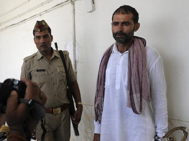 The accused, Rohtash Balyan (centre) was carrying a reward of Rs 1 lakh from the Central Bureau of Investigation (CBI) for the murder of 14-year-old Riya Chaudhary, who was awarded the national bravery award posthumously, in Muzaffarnagar in 2014.(Sunil Ghosh/HT Photo) The accused, Rohtash Balyan (centre) was carrying a reward of Rs 1 lakh from the Central Bureau of Investigation (CBI) for the murder of 14-year-old Riya Chaudhary, who was awarded the national bravery award posthumously, in Muzaffarnagar in 2014.(Sunil Ghosh/HT Photo)