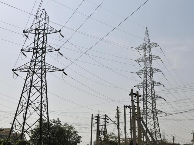 BSES’ Twitter helpline was flooded with complaints but the company’s standard reply was “Inconvenience regretted. Power demand is at an all-time high. Doing our best to restore interruptions.” (Abhinav Saha/HT Photo) BSES’ Twitter helpline was flooded with complaints but the company’s standard reply was “Inconvenience regretted. Power demand is at an all-time high. Doing our best to restore interruptions.” (Abhinav Saha/HT Photo)