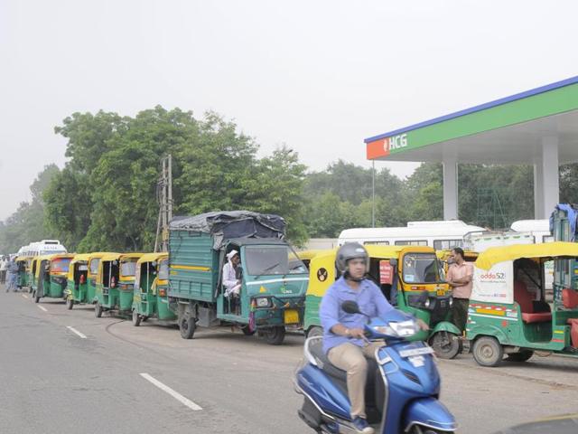 Vehicles queue up outside the CNG station on NH-8 in Sector 31.(Parveen Kumar /HT Photo) Vehicles queue up outside the CNG station on NH-8 in Sector 31.(Parveen Kumar /HT Photo)
