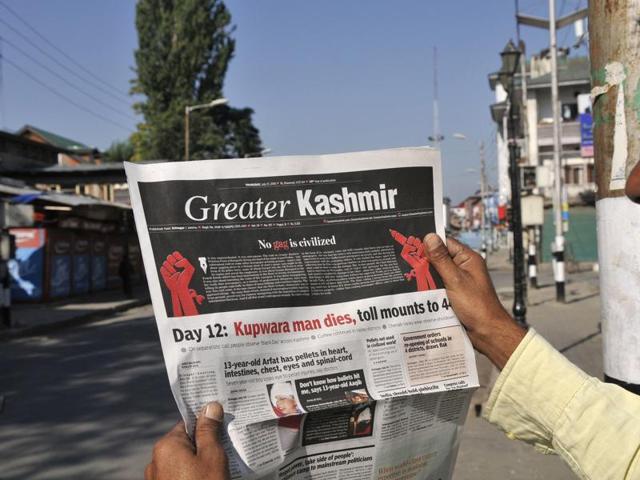 Kashmiri men read the morning newspaper at a newspaper store despite the curfew in Srinagar on Thursday. Newspapers hit the stands this morning in Kashmir after a gap of five days. (Waseem Andrabi/HT photo) Kashmiri men read the morning newspaper at a newspaper store despite the curfew in Srinagar on Thursday. Newspapers hit the stands this morning in Kashmir after a gap of five days. (Waseem Andrabi/HT photo)