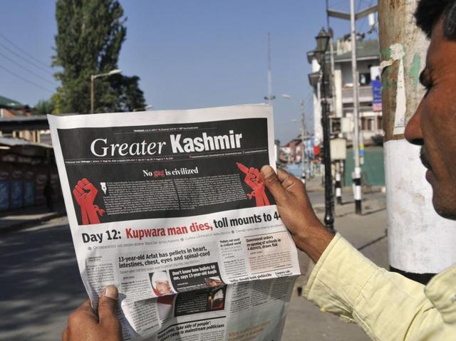 Kashmiri men read the morning newspaper at a newspaper store despite the curfew in Srinagar on Thursday. Newspapers hit the stands this morning in Kashmir after a gap of five days. (Waseem Andrabi/HT photo) Kashmiri men read the morning newspaper at a newspaper store despite the curfew in Srinagar on Thursday. Newspapers hit the stands this morning in Kashmir after a gap of five days. (Waseem Andrabi/HT photo)