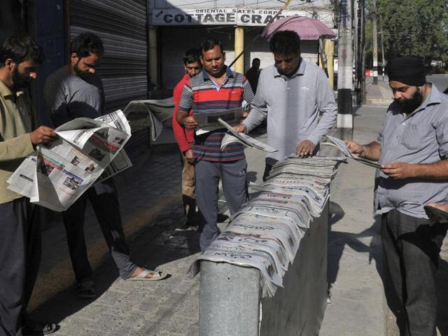 Kashmiri men read the morning newspaper at a newspaper store in Srinagar on Thursday. (Waseem Andrabi/HT photo) Kashmiri men read the morning newspaper at a newspaper store in Srinagar on Thursday. (Waseem Andrabi/HT photo)