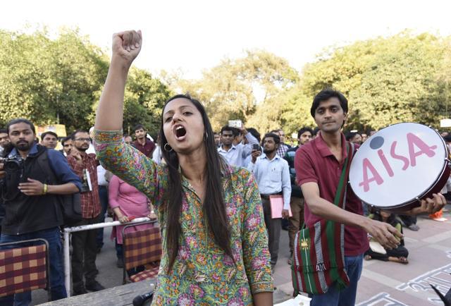 Shehla Rashid, vice-president of the JNU Student Union during a protest at the JNU campus in New Delhi. (Sanjeev Verma/HT File Photo)