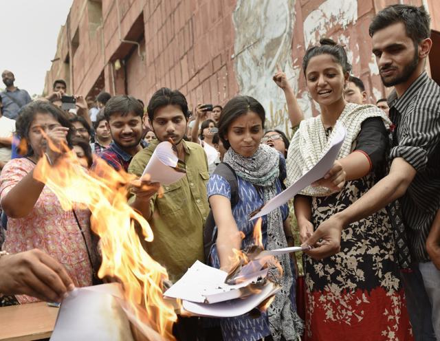 JNUSU president Kanhaiya Kumar with Umar Khalid, Anirban Bhattacharya and Shehla Rashid protest in front of the administrative block of JNU. (Vipin Kumar/HT  Photo)