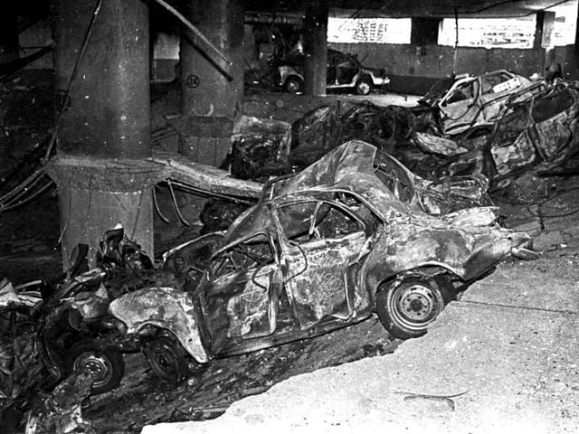 People rush to the hospital carrying a victim from Air India building after the bomb blast in 1993.(PTI) People rush to the hospital carrying a victim from Air India building after the bomb blast in 1993.(PTI)