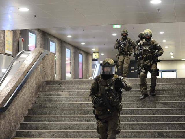 Police walk inside a subway station Karlsplatz (Stachus) near a shopping mall following a shooting in Munich. (AFP Photo) Police walk inside a subway station Karlsplatz (Stachus) near a shopping mall following a shooting in Munich. (AFP Photo)