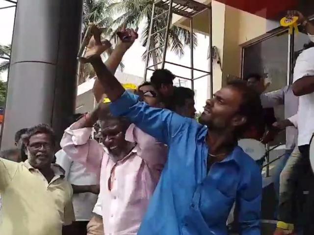 Fans celebrate with drums and much dancing.(Theadityaiyer/Twitter) Fans celebrate with drums and much dancing.(Theadityaiyer/Twitter)
