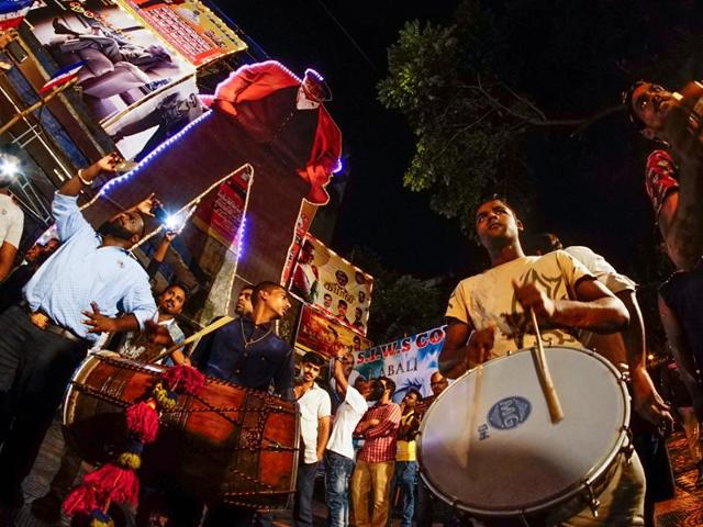 For the fans who couldn’t wait for Kabali’s release on Friday, Aurora Cinema — considered the Mecca of Rajinikant films — in Mumbai, arranged a meet-and-greet of sorts for Rajini fans, a day before the film’s release. (Pratik Chorge/HT photo)
