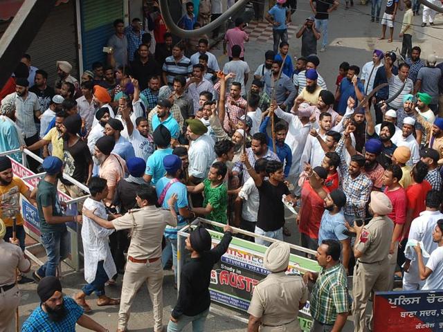 Police personnel trying to stop the groups protesting in Phagwara on Friday.(HT Photo) Police personnel trying to stop the groups protesting in Phagwara on Friday.(HT Photo)