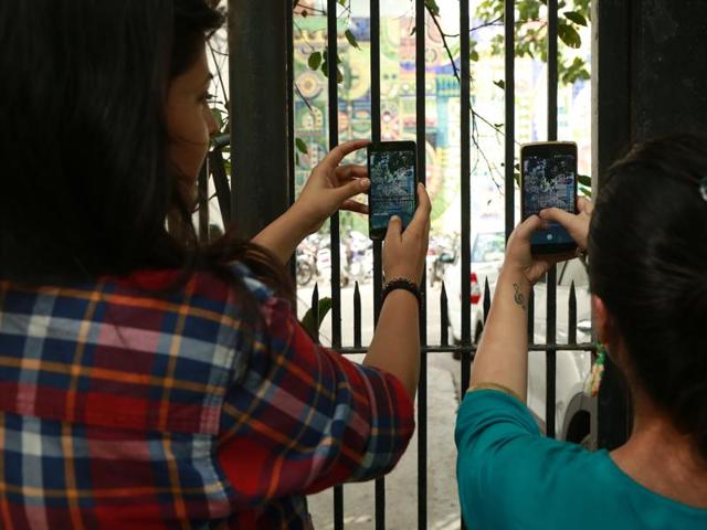 Pokemon Go fever grips the young and adults alike across Gurgaon.(AMAL KS/HT photo)