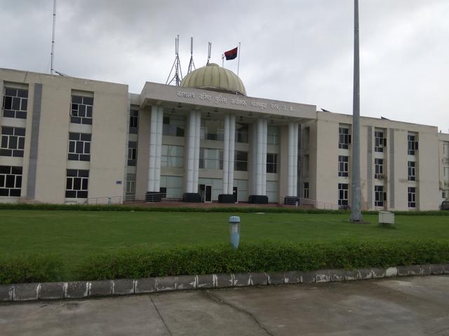 Ishwar, who has been to jail twice on charges of armed robbery and under the Gangster Act, had alleged that the police were trying to imprison him again and were demanding money from his family to not do so.(HT Photo) Ishwar, who has been to jail twice on charges of armed robbery and under the Gangster Act, had alleged that the police were trying to imprison him again and were demanding money from his family to not do so.(HT Photo)