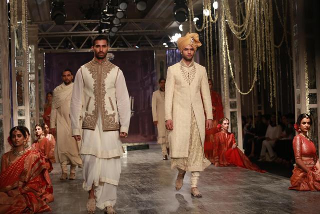 Grooms should layer up to make a statement, as seen on designer Tarun Tahiliani’s runway. (Amal KS/ HT Photo) Grooms should layer up to make a statement, as seen on designer Tarun Tahiliani’s runway. (Amal KS/ HT Photo)